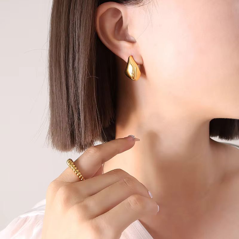Conjunto Elegante de Collar y Aretes en Titanium Inoxidable con Forma Ovalada