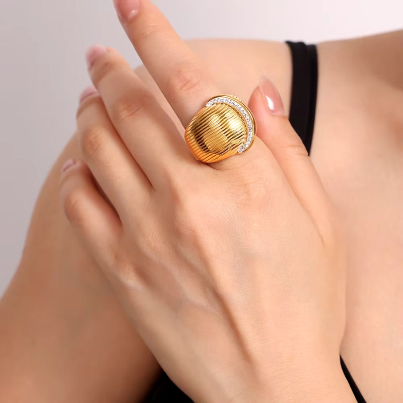 Anillo de Banda Ancha que no se Oxida – Lujo y Durabilidad para la Mujer Moderna